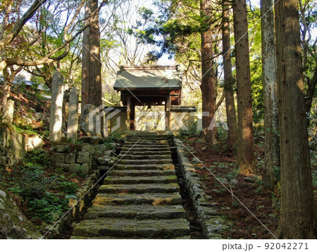 国東半島の両子寺の山門への石段の道 国東半島の両子寺の山門への石段の道 92042271