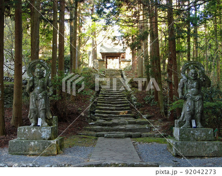 国東半島の両子寺の仁王像の空撮 国東半島の両子寺の仁王像の空撮 92042273