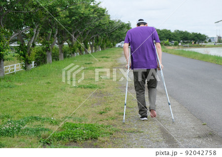 怪我男性松葉杖足骨折傷害イメージの写真素材 怪我男性松葉杖足骨折傷害イメージの写真素材 92042758