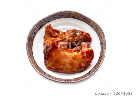 お皿に乗せたマグロの頬肉の照焼きステーキ【白背景・切り抜き】 お皿に乗せたマグロの頬肉の照焼きステーキ【白背景・切り抜き】 92043052