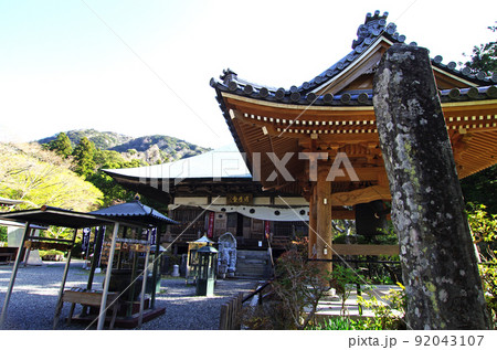 国東半島の両子寺境内のの鐘楼 国東半島の両子寺境内のの鐘楼 92043107