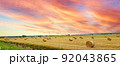 北海道 風景 牧草ロール 92043865