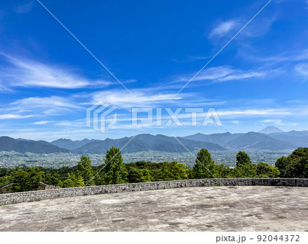 山梨県の甲府盆地と富士山 92044372