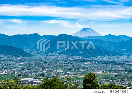山梨県の甲府盆地と富士山 92044392