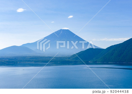 山梨県の本栖湖と富士山 山梨県の本栖湖と富士山 92044438