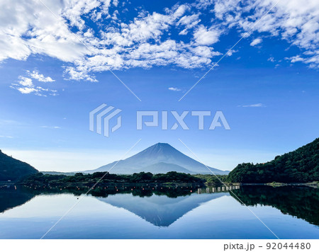 山梨県富士河口湖町の精進湖と富士山 92044480