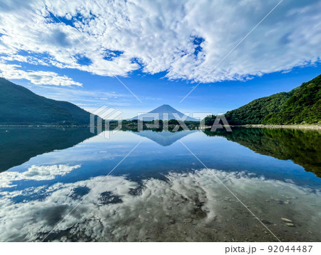 山梨県富士河口湖町の精進湖と富士山 92044487
