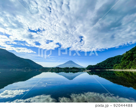 山梨県富士河口湖町の精進湖と富士山 山梨県富士河口湖町の精進湖と富士山 92044488