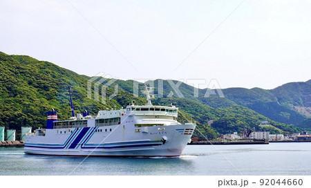 対馬の厳原港に入港するフェリーきずな 92044660