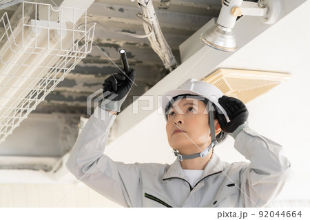 天井の点検をするミドルエイジの女性作業員 92044664