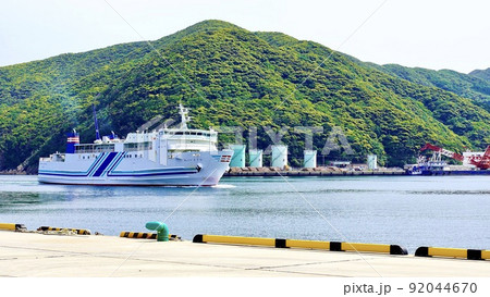 対馬の厳原港に入港するフェリーきずな 92044670