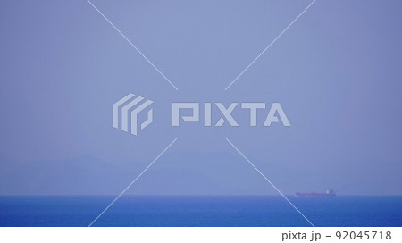 韓国展望所から見える海と遠くの釜山の影 92045718