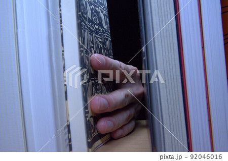 図書館の後ろ側　本を取る人間の手　本棚 92046016