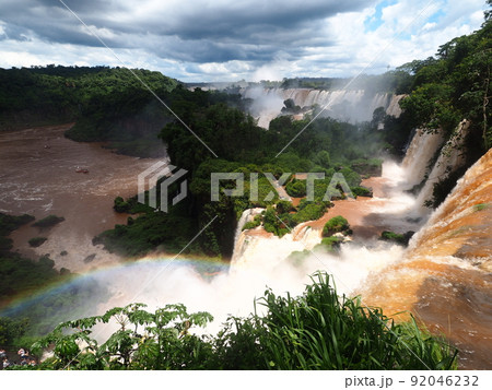 アルゼンチンのイグアスの滝 92046232