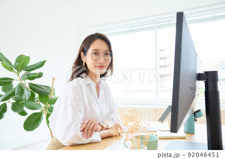 デスクワークをする女性 92046451