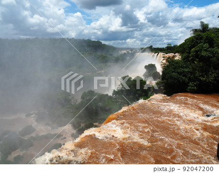 アルゼンチンのイグアスの滝 92047200
