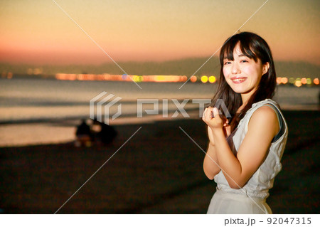 夕日と浜辺 夕日と浜辺 92047315