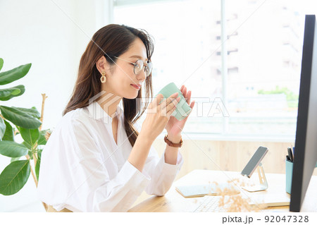 デスクで休憩をする女性 デスクで休憩をする女性 92047328