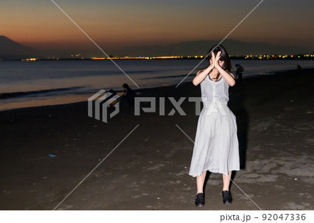 夕日と浜辺 92047336