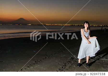 夕日と浜辺 92047338