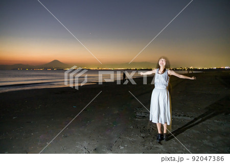 夕日と浜辺 92047386
