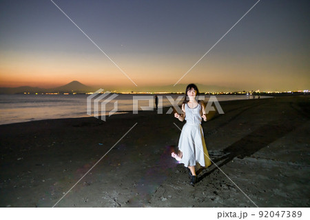 夕日と浜辺 92047389