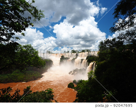 アルゼンチンのイグアスの滝 アルゼンチンのイグアスの滝 92047695