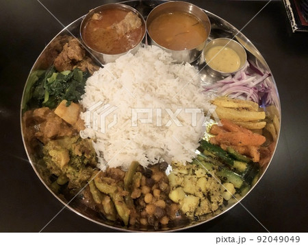 ネパールの代表的な家庭料理であるダルバート 92049049