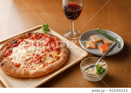 石窯オーブンで焼く本格的ピザと赤ワイン 石窯オーブンで焼く本格的ピザと赤ワイン 92049233