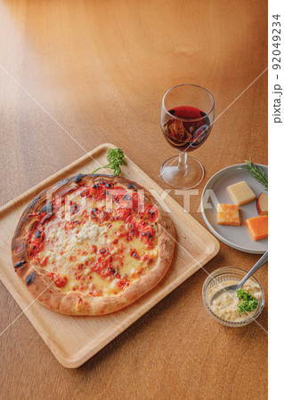 石窯オーブンで焼く本格的ピザと赤ワイン 92049234