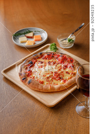 石窯オーブンで焼く本格的ピザと赤ワイン 石窯オーブンで焼く本格的ピザと赤ワイン 92049235