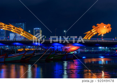 ベトナム・ダナンのドラゴンブリッジ　夜景 92049478