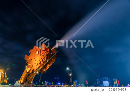 ベトナム・ダナンのドラゴンブリッジ 夜景 ベトナム・ダナンのドラゴンブリッジ 夜景 92049493