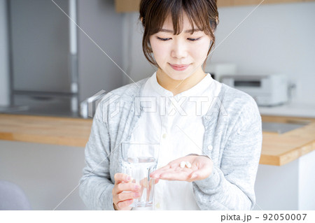 サプリを飲む女性 サプリを飲む女性 92050007