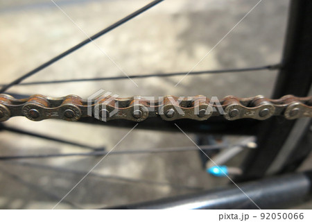 ロードバイクのチェーンメンテナンス作業（自転車整備・点検イメージ） 92050066