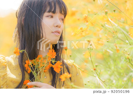 黄色の花と女性のポートレート 黄色の花と女性のポートレート 92050196