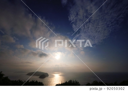 大気中の水蒸気で多数の光芒が発生した夏の夕空・超広角・空主体・220623pm 92050302