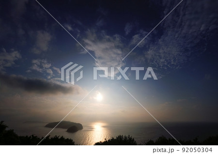 大気中の水蒸気で多数の光芒が発生した夏の夕空・超広角・空主体・220623pm 大気中の水蒸気で多数の光芒が発生した夏の夕空・超広角・空主体・220623pm 92050304