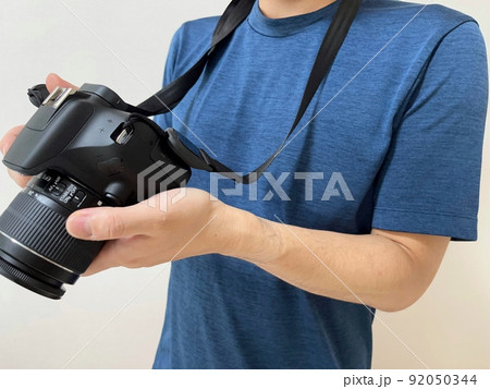 撮った写真を確認する男性 92050344