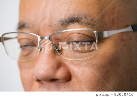 薄目の男性のアップ 薄目の男性のアップ 92050416