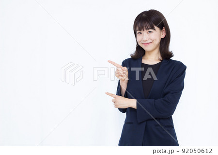 指差しをしている30代のビジネスウーマン 指差しをしている30代のビジネスウーマン 92050612