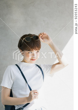 サングラスをかける若い女性 サングラスをかける若い女性 92053243