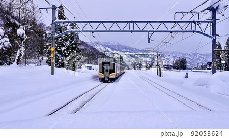 早朝の岩原スキー場前駅に発車した上越線 早朝の岩原スキー場前駅に発車した上越線 92053624