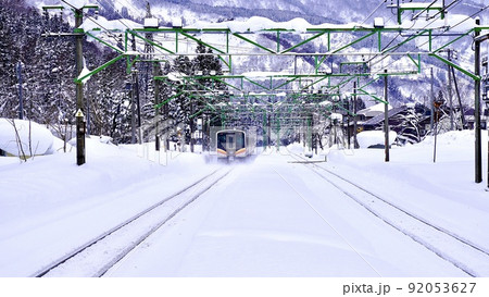早朝の岩原スキー場前駅に発車した上越線 早朝の岩原スキー場前駅に発車した上越線 92053627