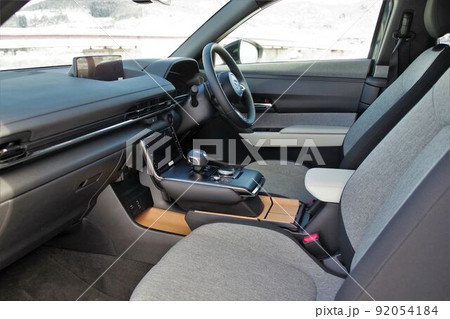 自動車の車内　助手席側から見た自動車の前席 92054184