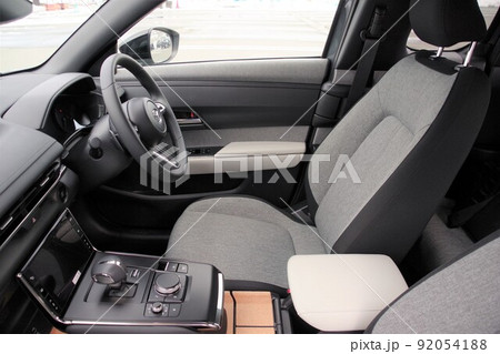 自動車の車内　助手席側から見た自動車の運転席 92054188