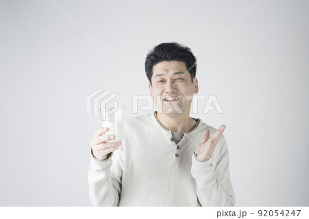 牛乳を手に持つ男性 牛乳を手に持つ男性 92054247
