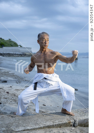 日本人 シニア 中高年 男性 空手 武道の稽古 日本人 シニア 中高年 男性 空手 武道の稽古 92054347