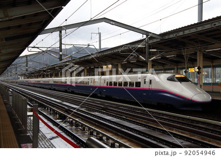 白石蔵王駅に停車中の東北新幹線E2系 92054946