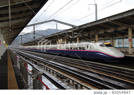 白石蔵王駅に停車中の東北新幹線E2系 白石蔵王駅に停車中の東北新幹線E2系 92054947
